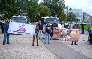 Politie houdt demonstratie en tegendemonstratie uit elkaar Korte Voorhout Den Haag