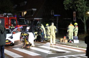 Auto op z’n kant na aanrijding Westplantsoen Delft