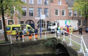 Dame komt onder vuilniswagen terecht Oude Delft Delft
