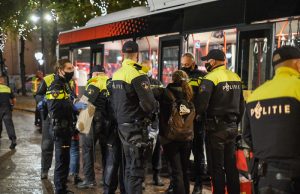 Politie houdt demonstranten aan bij beëindiging demonstratie tegen spoedwet Plein Den Haag