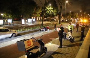 Opzittende bezorgscooter gewond geraakt op Oude Haagweg Den Haag