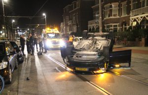 Auto belandt op dak na rammen geparkeerde auto’s Harstenhoekweg Den Haag