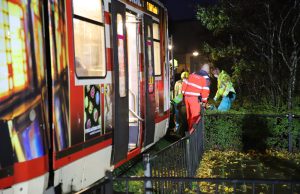 Voetgangster komt onder tram terecht en raakt zwaar gewond Afrikalaan Delft