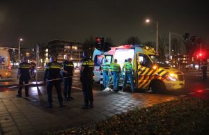Zwaargewonde man (18 ) aangetroffen op straat Krakeelpolderweg Delft