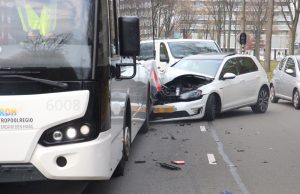 Forse schade na aanrijding tussen auto en stadsbus Voorhofdreef Delft