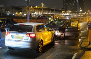 Meerdere gewonden na frontale aanrijding Waldorpstraat Den Haag