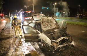 Auto vliegt in brand tijdens het rijden Prinses Beatrixlaan Rijswijk