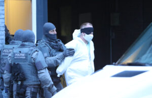 Arrestatieteam doet inval in bedrijfspand en woning Treilerweg Scheveningen