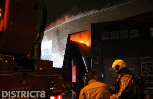 Uitslaande brand uit kantoorpand op oudjaarsavond Ambachtshof Nootdorp