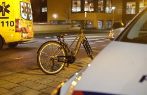 Auto botst tegen fietser Waldorpstraat Den Haag
