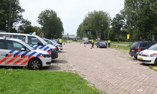 16 augustus Politiestudenten voeren verkeerscontrole uit Hargalaan Schiedam