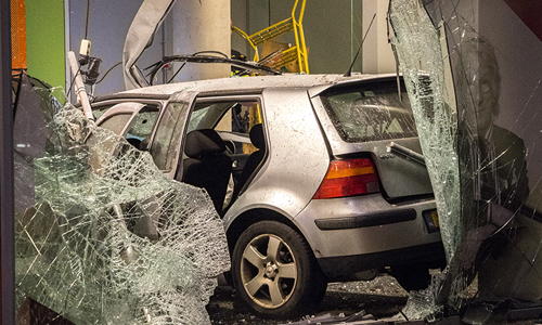 26 oktober Auto rijdt Nieuwe Luxor theater binnen Posthumalaan Rotterdam