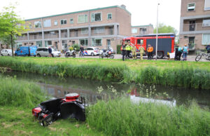 Vrouw raakt te water in scootmobiel Krakeelpolderweg Delft