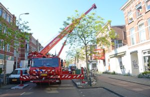 Grote kraan van de brandweer ingezet bij afhijsing De Gheijnstraat Den Haag