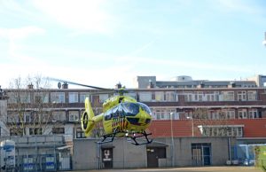 Lifeliner 5 landt naast ziekenhuis voor covid patiënt HMC WesteindeDen Haag