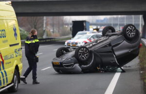Hoofdrijbaan A4 dicht bij Rijswijk door auto op z’n dak A4 Rijswijk