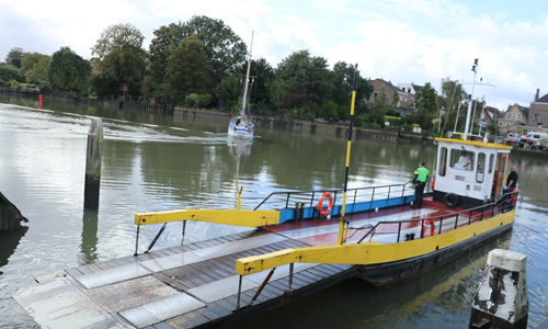 16-10-02-prio-1-gwo-voertuig-te-water-veerstraat-gouderak-zeilboot-3