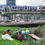 Auto rijdt van talud Schenkkade Den Haag