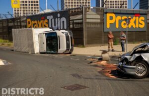 Vrachtwagen gekanteld na aanrijding Keileweg Rotterdam