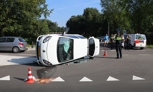 28 augustus Auto op zijn kant na aanrijding Achterwillenseweg Gouda