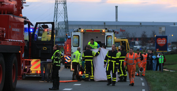 Omstanders redden bestuurder uit te water geraakte auto Wippolderlaan Wateringen