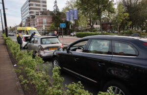 Forse schade na kop-staartbotsing tussen drie autos Haagweg Rijswijk