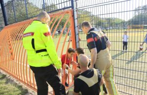 Kindje met hoofd vast in voetbal doel Pachtersdreef Den Haag