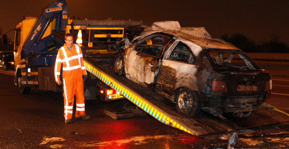 Auto vliegt in brand na aanrijding A4 Schiedam