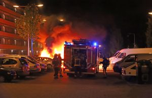 Twee auto’s in vlammen op Walraven van Halllaan Gouda