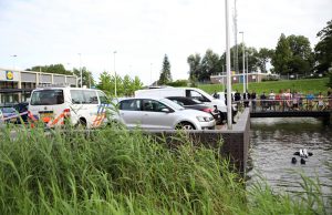 Brandweerduikers vinden twee telefoons tijdens zoekactie in sloot Sportlaan Gouda