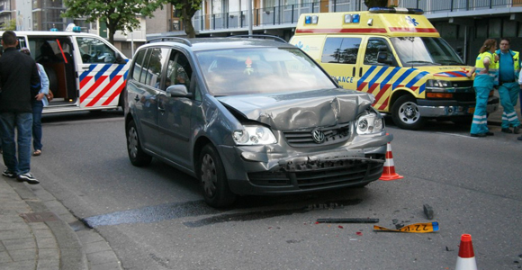 Auto knalt boven op leswagen met aanhanger Huniadijk Rotterdam