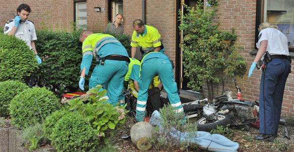 Scooterrijder uit de bocht en ernstig gewond Velddreef Zoetermeer
