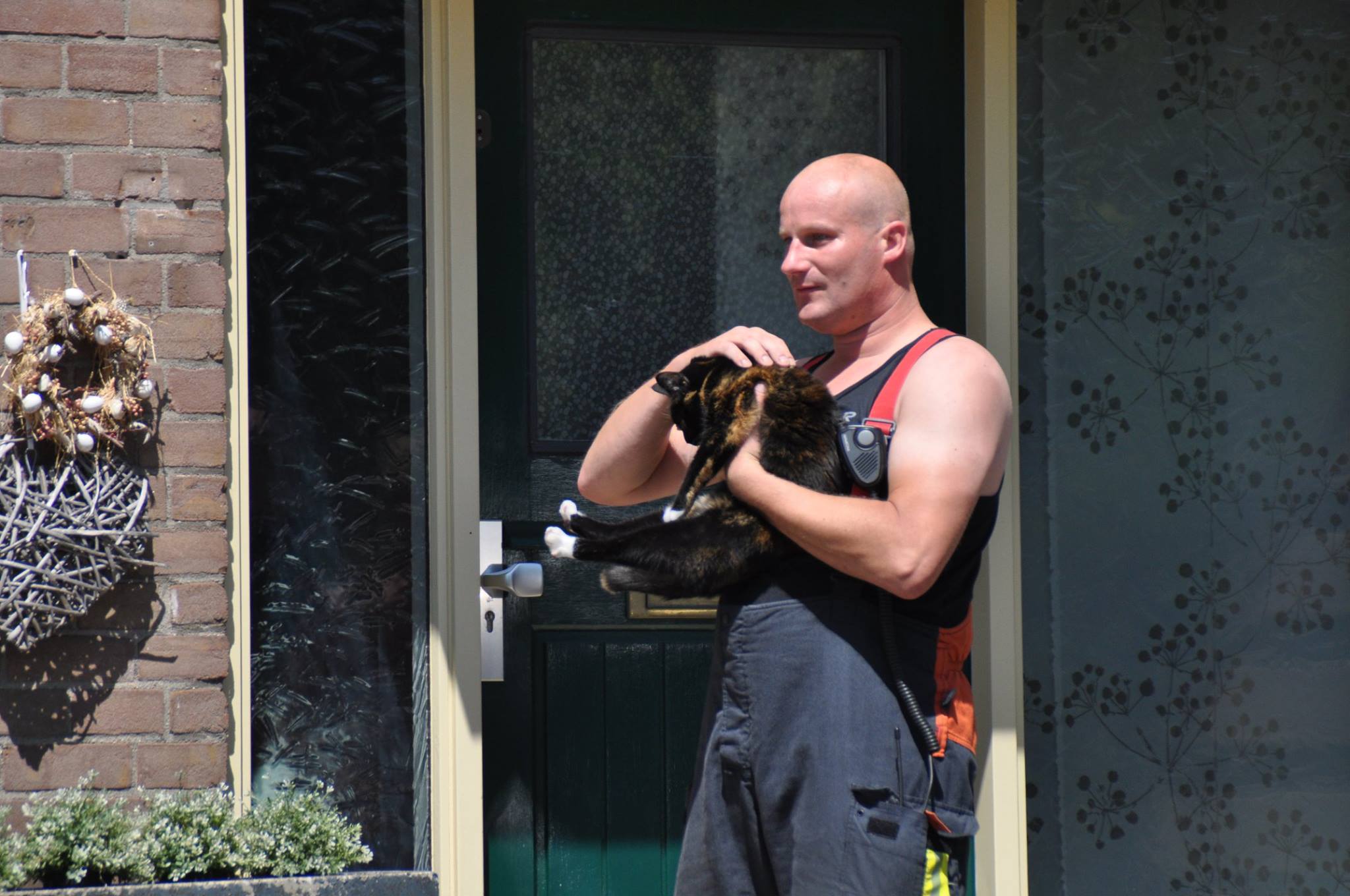 18 juni Brandweer rukt uit voor een kat in de dakgoot Douwes Dekkerstraat Reeuwijk