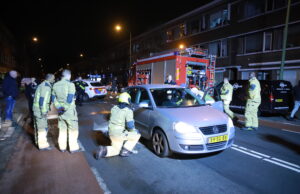 Busje klapt achterop auto; automobilist gewond Driebergenstraat Den Haag