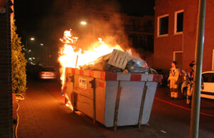 Bouwcontainer in brand gestoken Magnoliastraat Den Haag