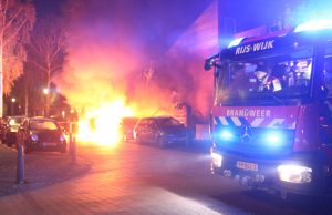 Twee auto’s in brand na brandstichting Farmanstraat Den Haag
