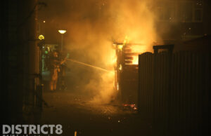 Vuurzee in achtertuin door houten schuurtje in brand Eminentlaan Delfgauw