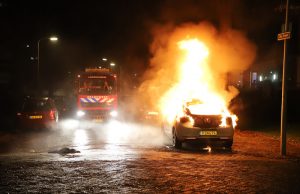 Uitslaande voertuigbrand door vuurwerk De Dreef Den Haag