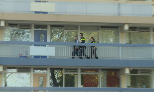 2.-De-politie-pakt-jongeren-op-die-de-cameraploeg-bekogelen