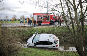 Voertuig te water na verkeersongeval Oostweg-N470 Zoetermeer