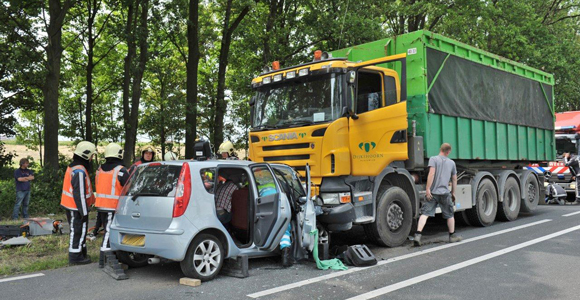 Auto rijdt frontaal op kipwagen N209 Zoetermeer