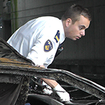 Brandweer haalt auto uit de Vliet Rijswijk