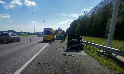 23 mei Personenauto vliegt in brand na aanrijding op de A4