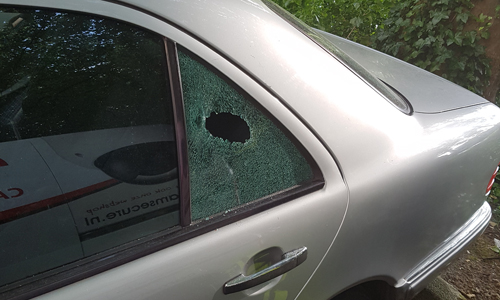 9 juni Onbekende gooit mes van Debussyflat naar beneden Debussystraat Delft