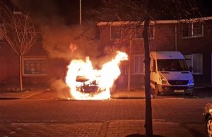 Busje volledig in brand Dr. Schaepmanstraat Den Haag