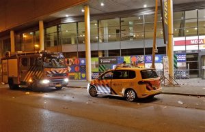 Drie mannen staande na brandalarm Winkelcentrum Megastores Van der Kunstraat Den Haag