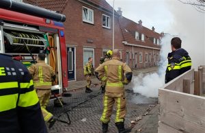 Brandweer blust verlaat vreugdevuurtje Stastokstraat Den Haag