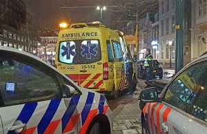 Lichte schade na ongeval tussen auto en scooter Stationsweg Den Haag