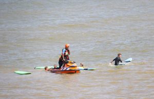 Reddingsactie voor persoon te water Noordelijk Havenhoofd Den Haag