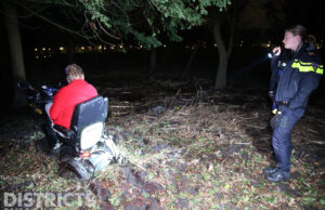 Man in scootmobiel vast in modder in Zuiderpark Den Haag